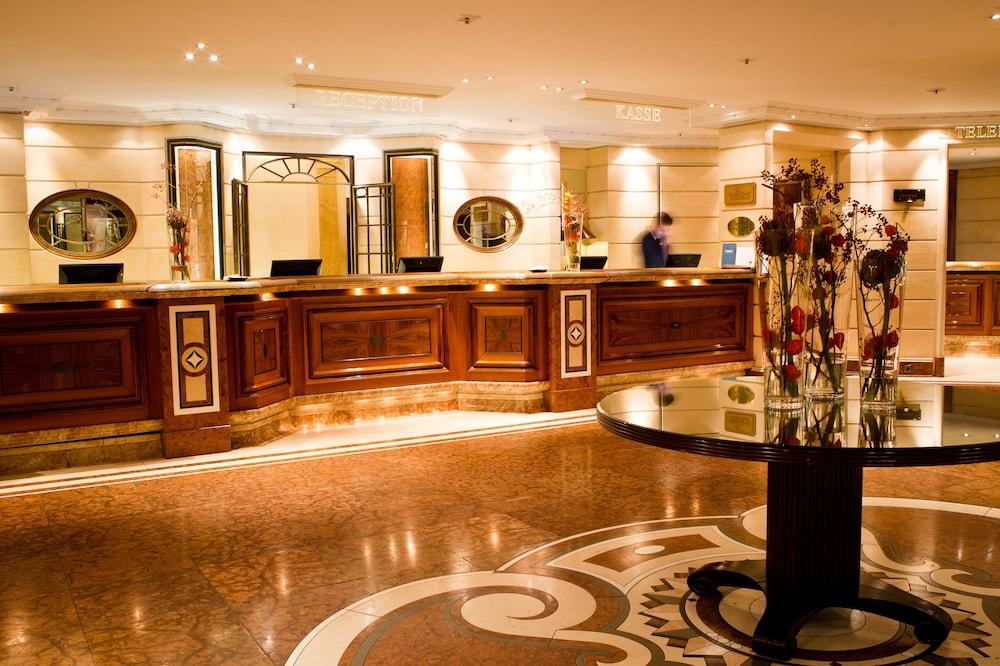 Hotel Bayerischer Hof Monachium Zewnętrze zdjęcie The lobby of the hotel