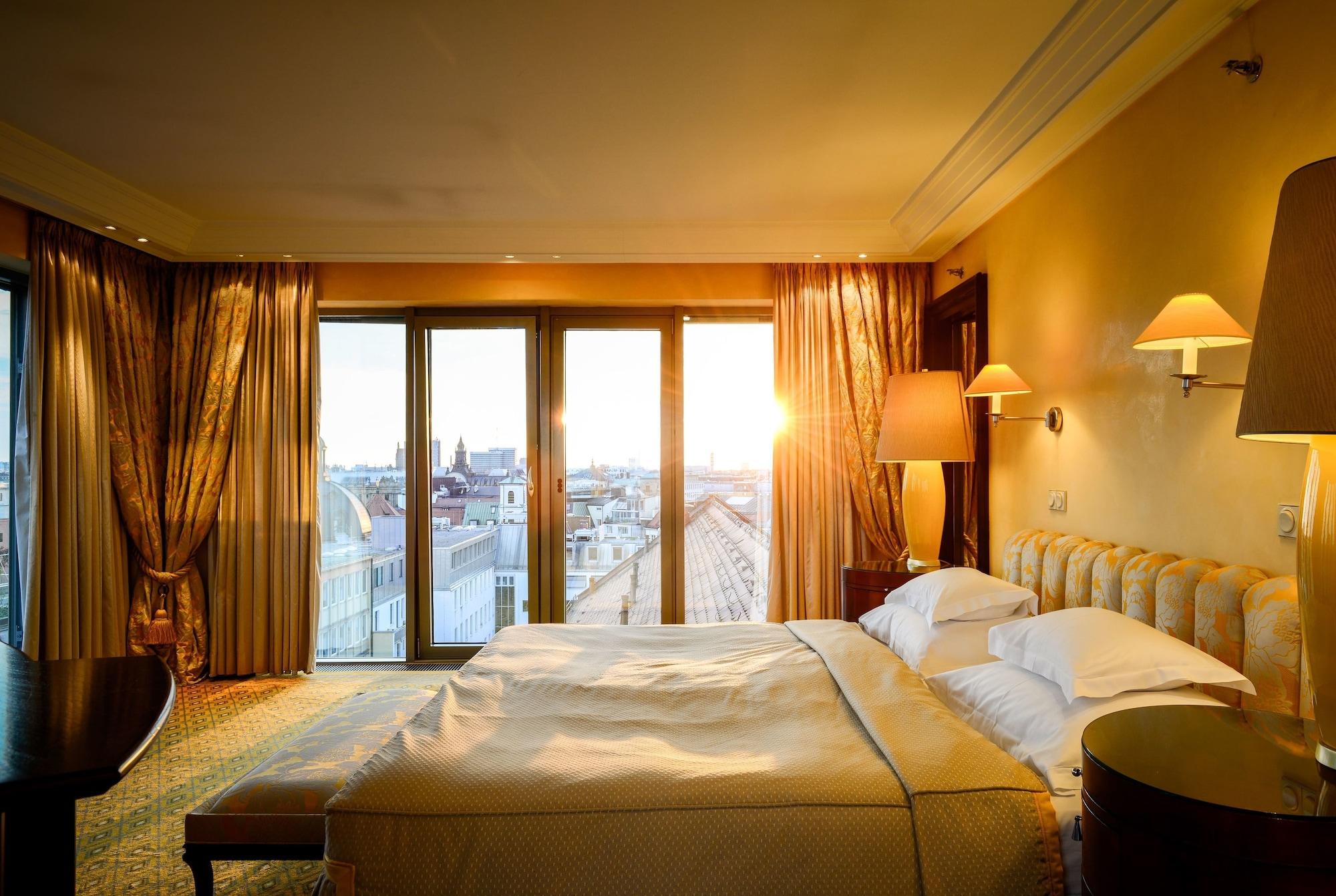 Hotel Bayerischer Hof Monachium Zewnętrze zdjęcie A room at the Hotel Bayerischer Platz