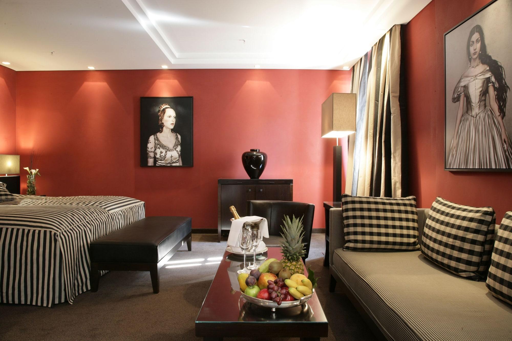 Hotel Bayerischer Hof Monachium Zewnętrze zdjęcie A room at the hotel