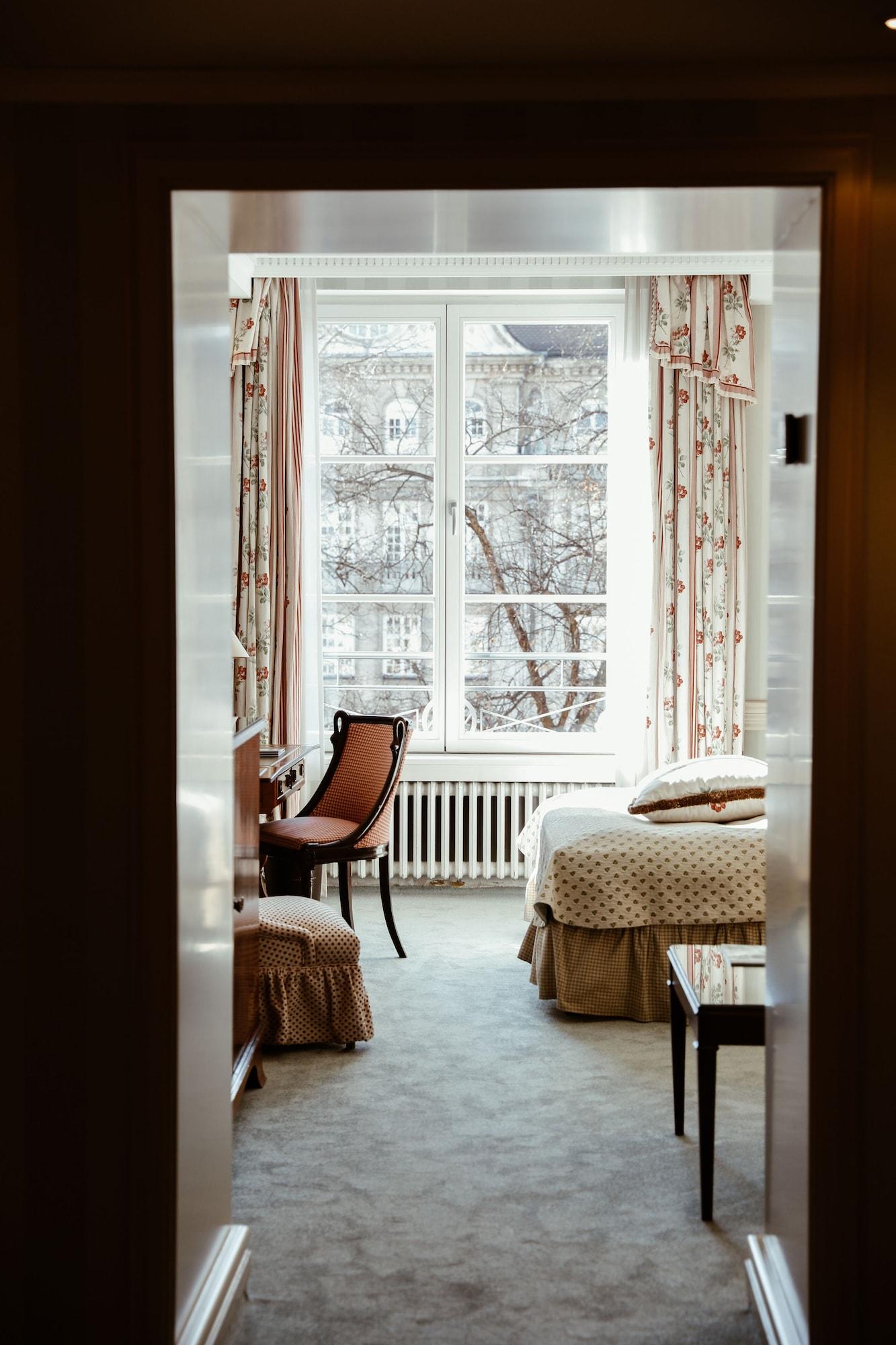 Hotel Bayerischer Hof Monachium Zewnętrze zdjęcie A room at the Hotel Axelmannstein