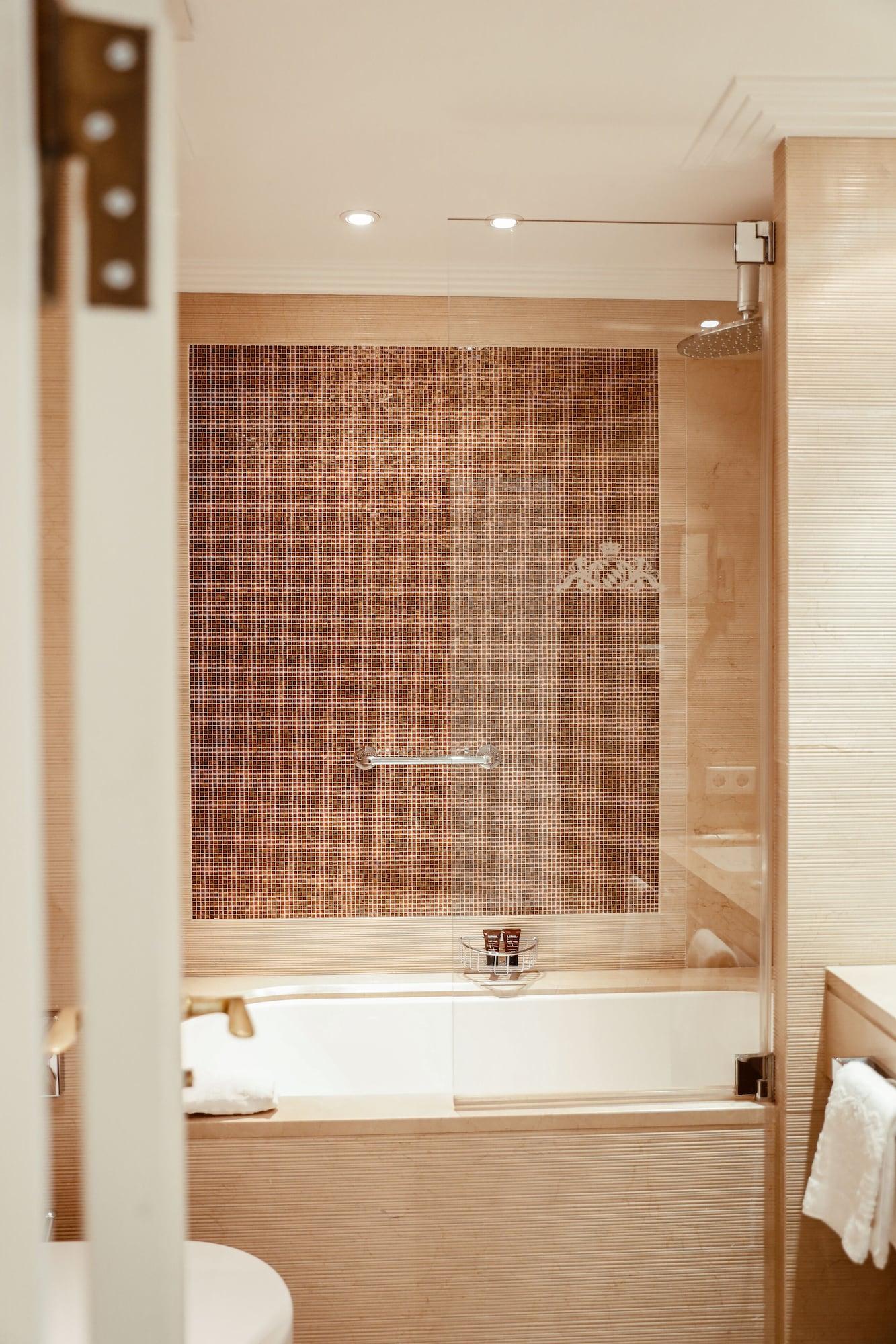 Hotel Bayerischer Hof Monachium Zewnętrze zdjęcie A shower enclosure