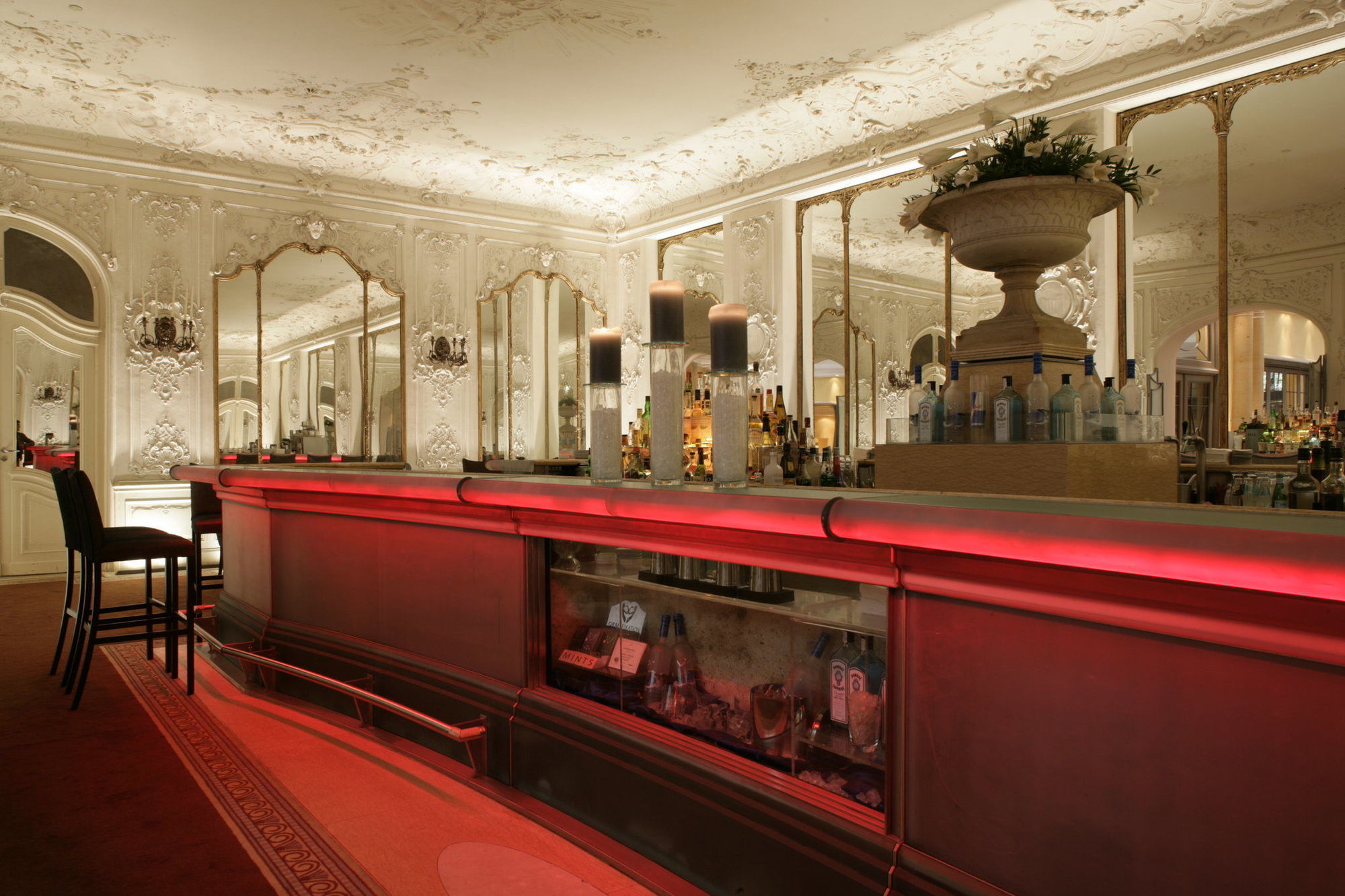 Hotel Bayerischer Hof Monachium Zewnętrze zdjęcie The bar