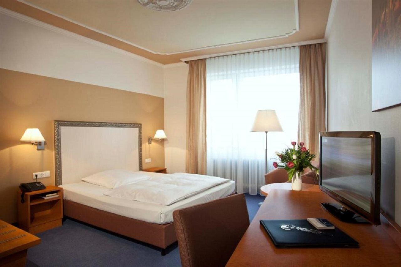 Hotel Bayerischer Hof Monachium Zewnętrze zdjęcie A typical hotel room