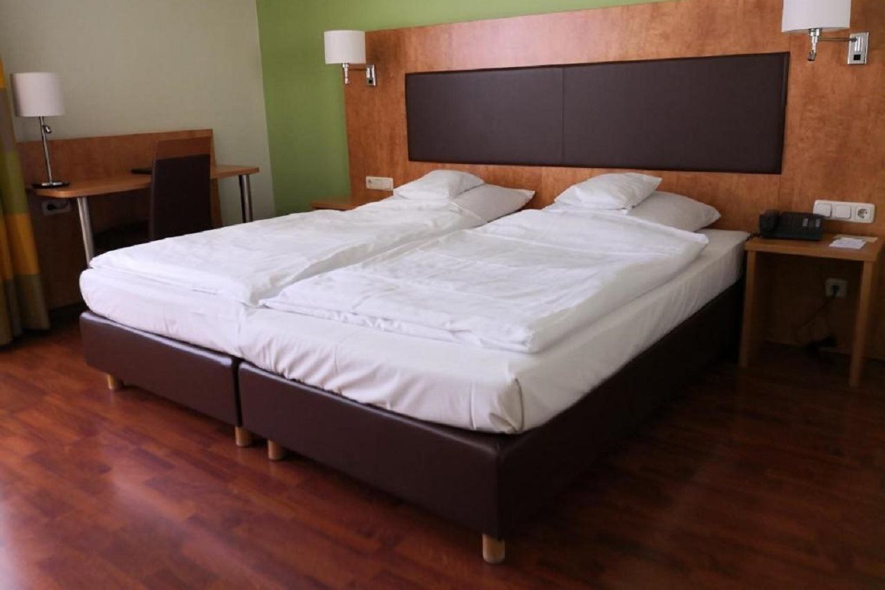Hotel Bayerischer Hof Monachium Zewnętrze zdjęcie A double bed